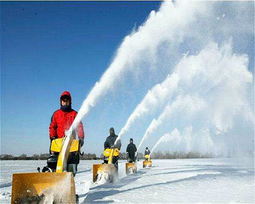 冬天有了扫雪机扫雪不用愁