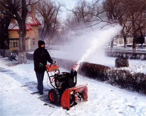 滚刷扫雪机是一款高效快速的除雪设备